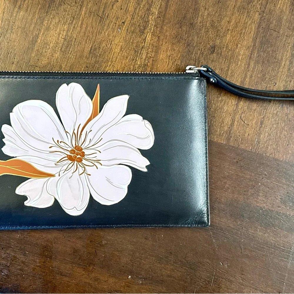 Michael Kors upstyled wristlet in EUC, super cute and fun!!